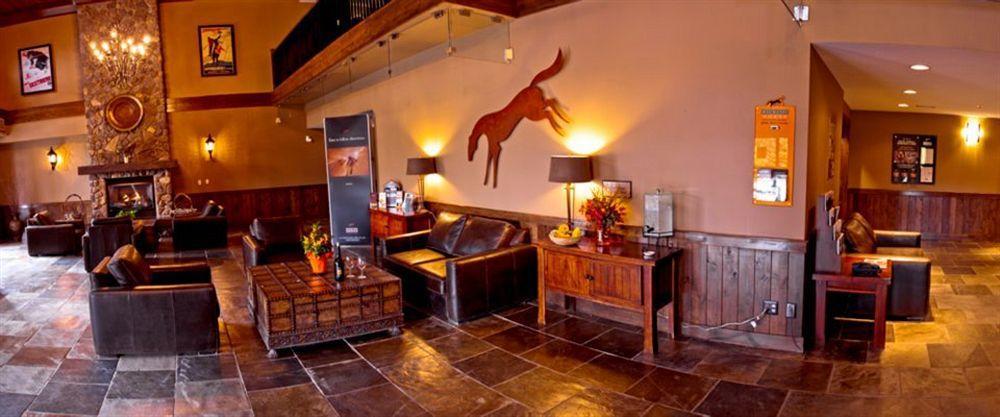 Glacier Mountaineer Lodge غولدن الغرفة الصورة