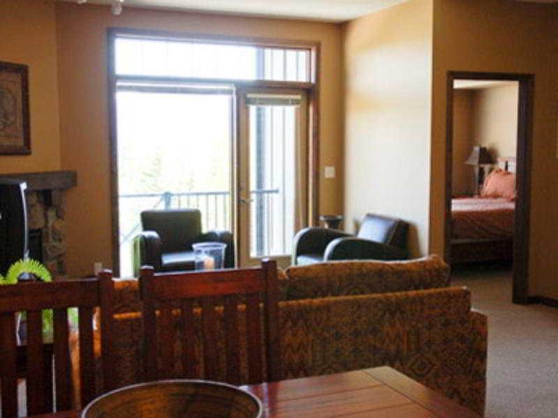 Glacier Mountaineer Lodge غولدن الغرفة الصورة
